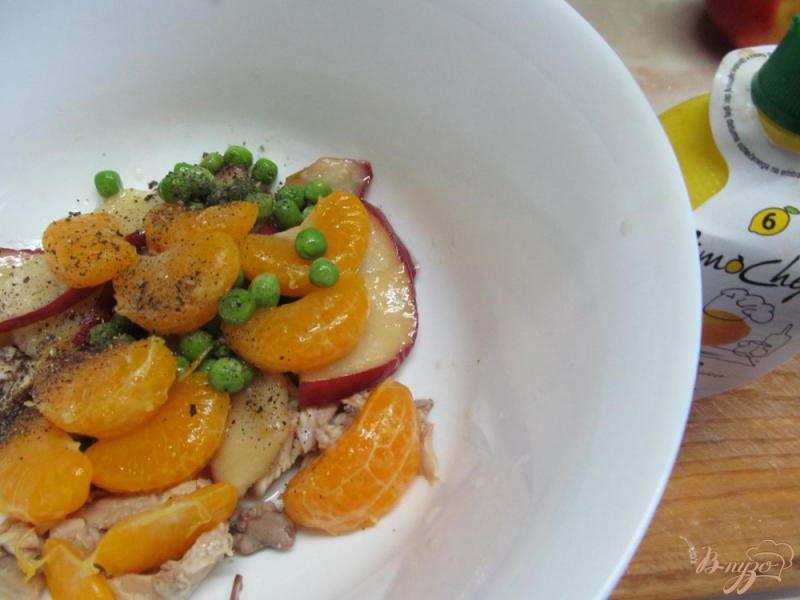 Фото приготовление рецепта: Салат из куриного мяса и жаренных фруктов шаг №8