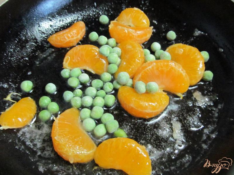 Фото приготовление рецепта: Салат из куриного мяса и жаренных фруктов шаг №7