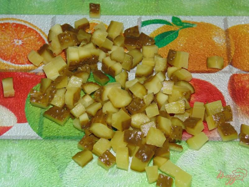 Фото приготовление рецепта: Салат из квашеной капусты с картофелем и маринованным огурцом шаг №3