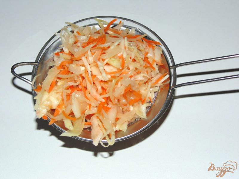 Фото приготовление рецепта: Салат из квашеной капусты с картофелем и маринованным огурцом шаг №4