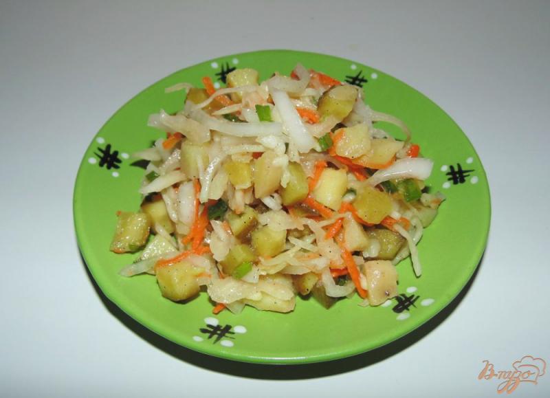 Фото приготовление рецепта: Салат из квашеной капусты с картофелем и маринованным огурцом шаг №6