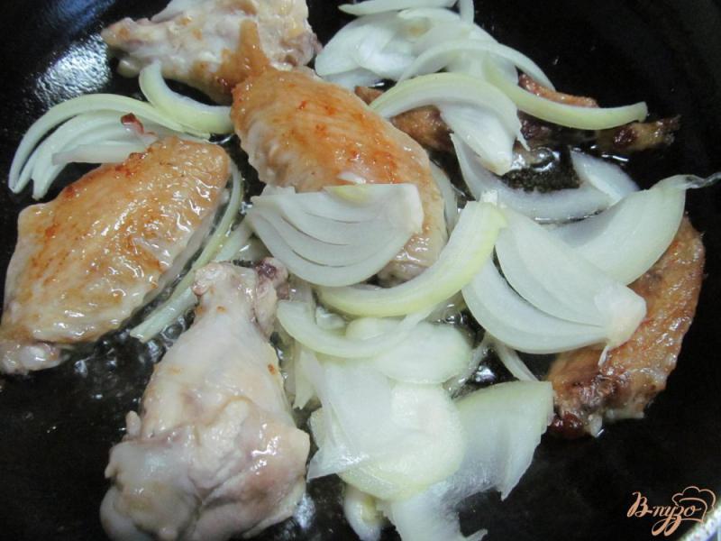Фото приготовление рецепта: Рагу из куриных крыльев с репой тыквой и яблоком шаг №4