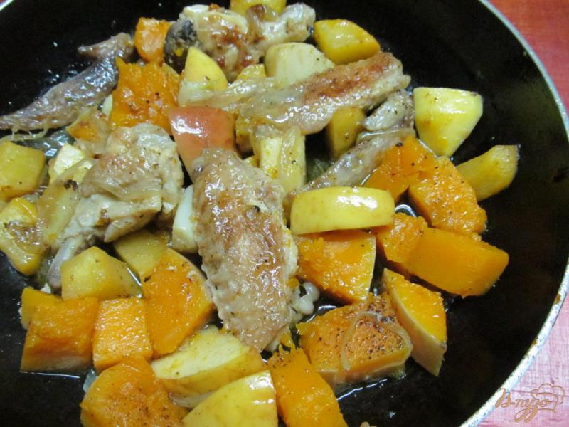 Фото приготовление рецепта: Рагу из куриных крыльев с репой тыквой и яблоком шаг №8