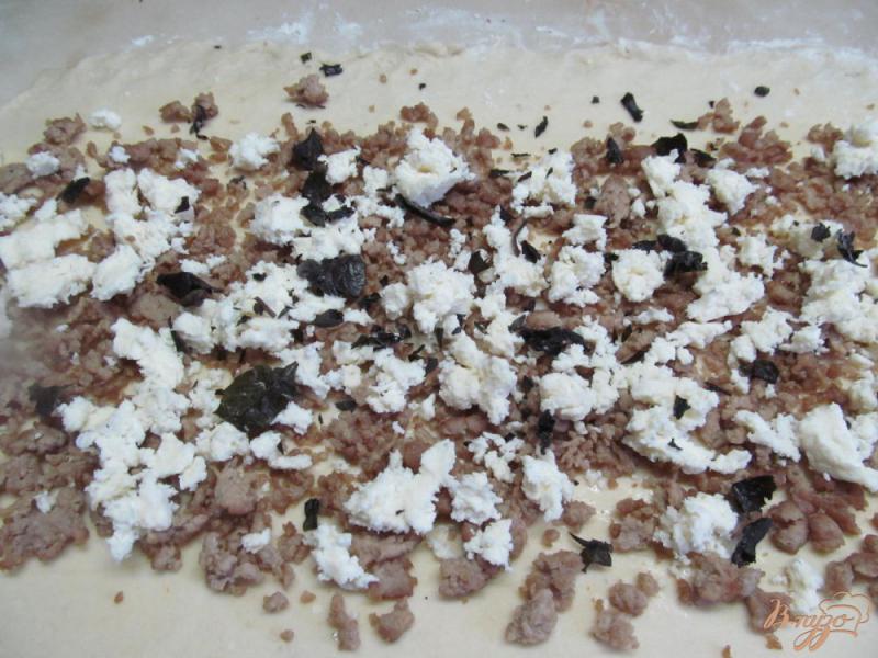 Фото приготовление рецепта: Мясной пирог в слоенном тесте шаг №4