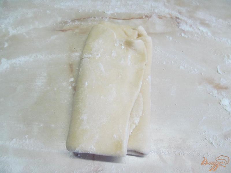 Фото приготовление рецепта: Мясной пирог в слоенном тесте шаг №3