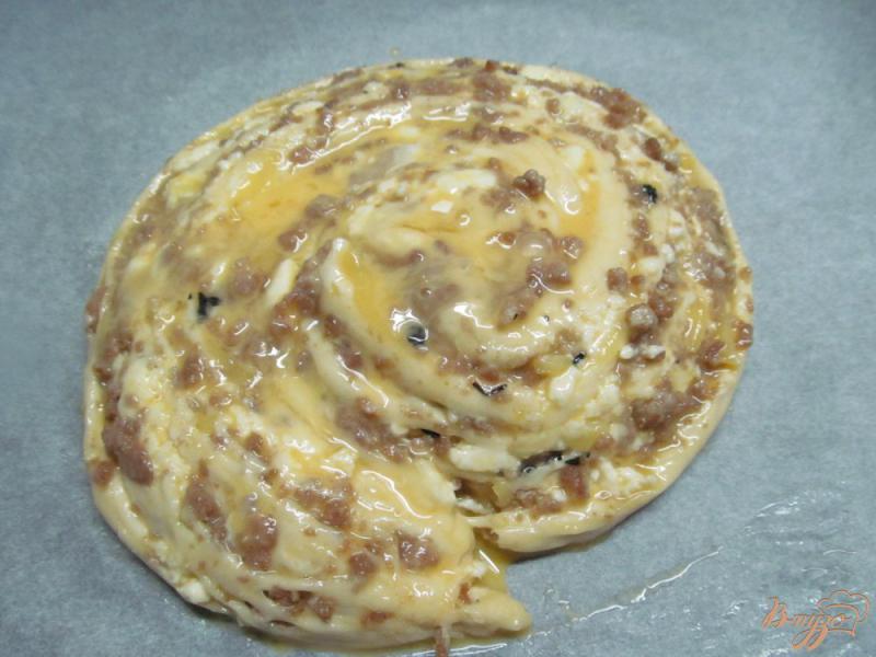 Фото приготовление рецепта: Мясной пирог в слоенном тесте шаг №8