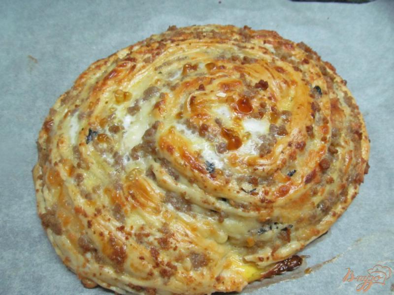 Фото приготовление рецепта: Мясной пирог в слоенном тесте шаг №9