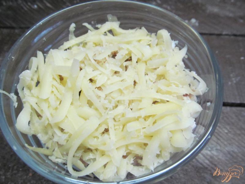 Фото приготовление рецепта: Салат из гороха с курицей и сыром шаг №4
