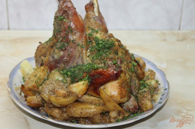 Фото приготовление рецепта: Запеченный маринованный цыпленок с картофелем шаг №9