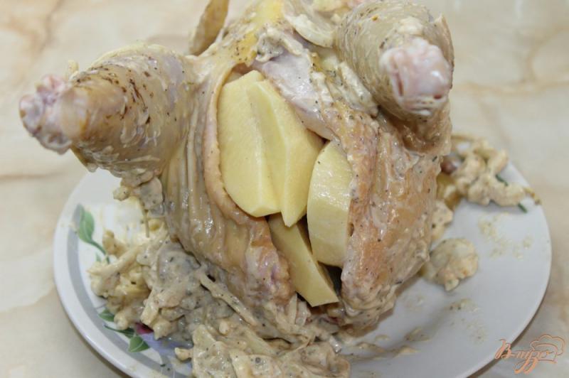 Фото приготовление рецепта: Запеченный маринованный цыпленок с картофелем шаг №7
