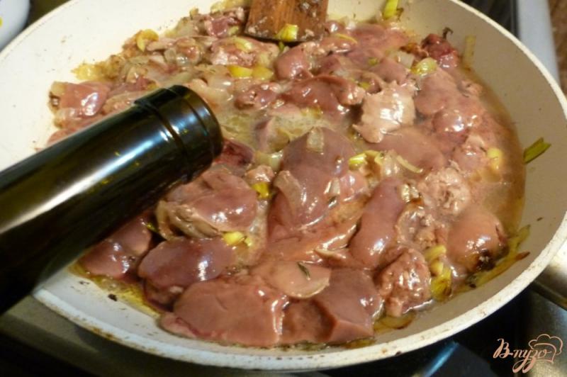 Фото приготовление рецепта: Куриная печень, тушенная с вином и копченной паприкой шаг №3