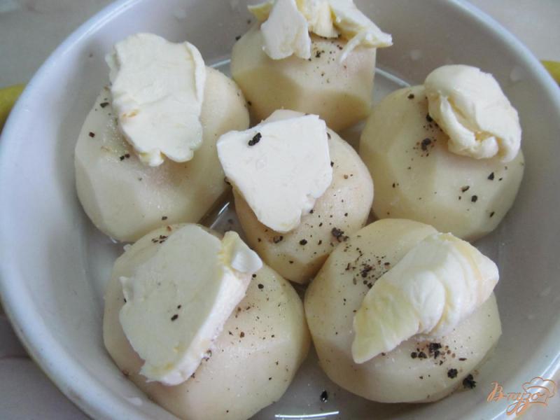 Фото приготовление рецепта: Картофель запеченный под маслом шаг №2
