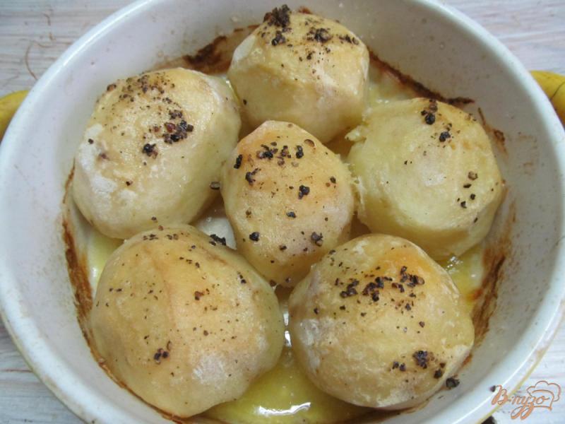 Фото приготовление рецепта: Картофель запеченный под маслом шаг №3