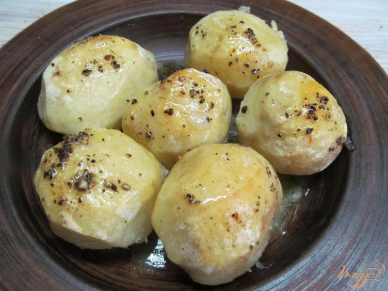 Фото приготовление рецепта: Картофель запеченный под маслом шаг №4