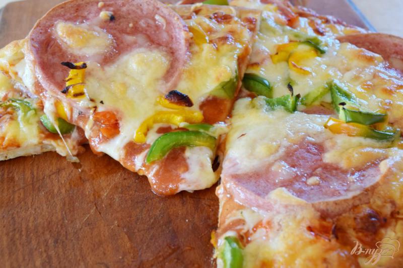 Фото приготовление рецепта: Пицца с вареной колбасой и болгарским перцем шаг №6