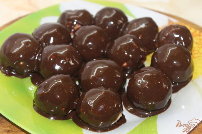Фото приготовление рецепта: Творожные шарики с бисквитом и орехами в шоколаде шаг №8