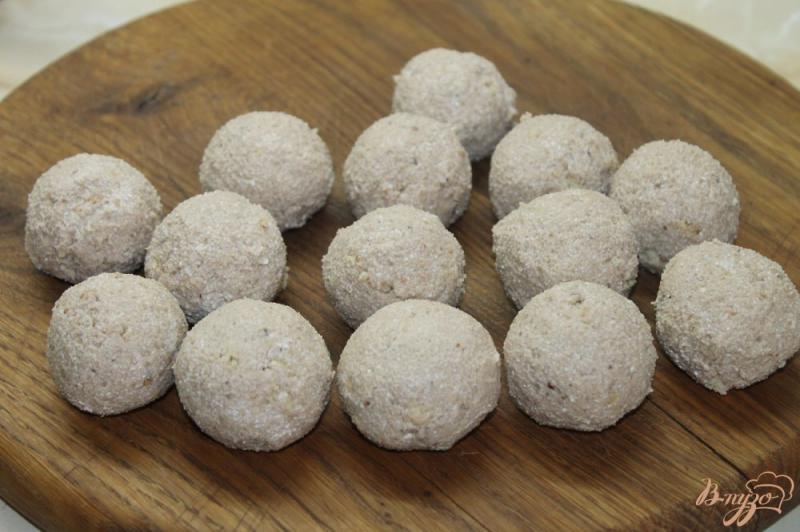 Фото приготовление рецепта: Творожные шарики с бисквитом и орехами в шоколаде шаг №6