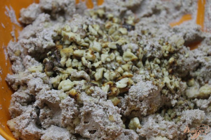 Фото приготовление рецепта: Творожные шарики с бисквитом и орехами в шоколаде шаг №5