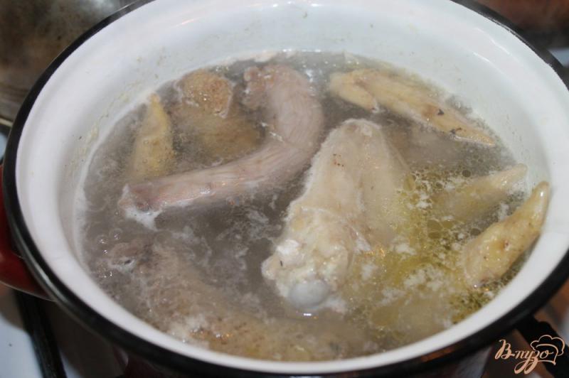 Фото приготовление рецепта: Легкий куриный суп с яйцом и вермишелью шаг №1