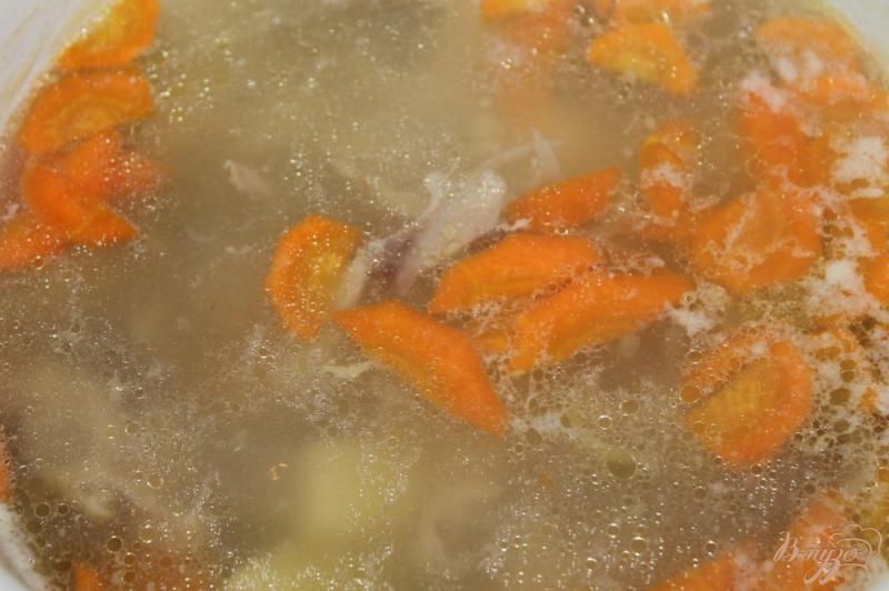 Фото приготовление рецепта: Легкий куриный суп с яйцом и вермишелью шаг №5