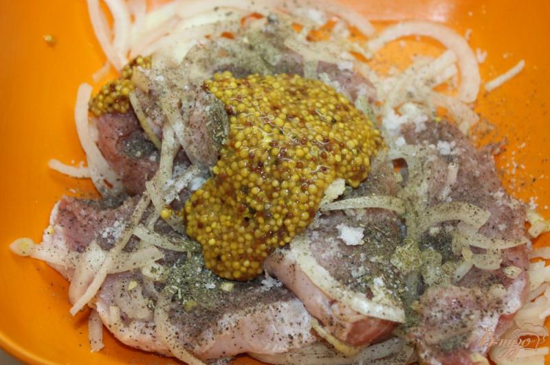 Фото приготовление рецепта: Свинина маринованная с горчицей в зернах и луком шаг №3