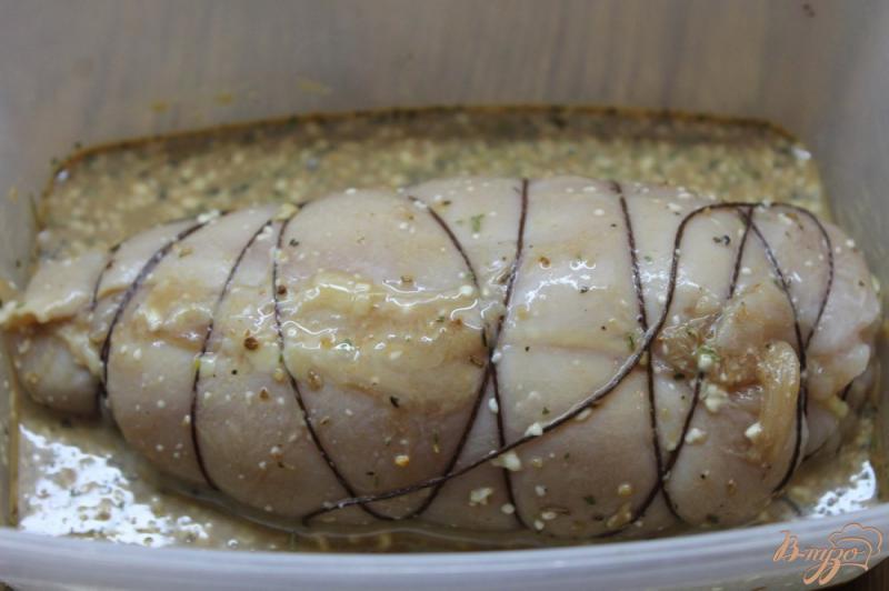 Фото приготовление рецепта: Куриная грудка запеченная в соевом маринаде шаг №4