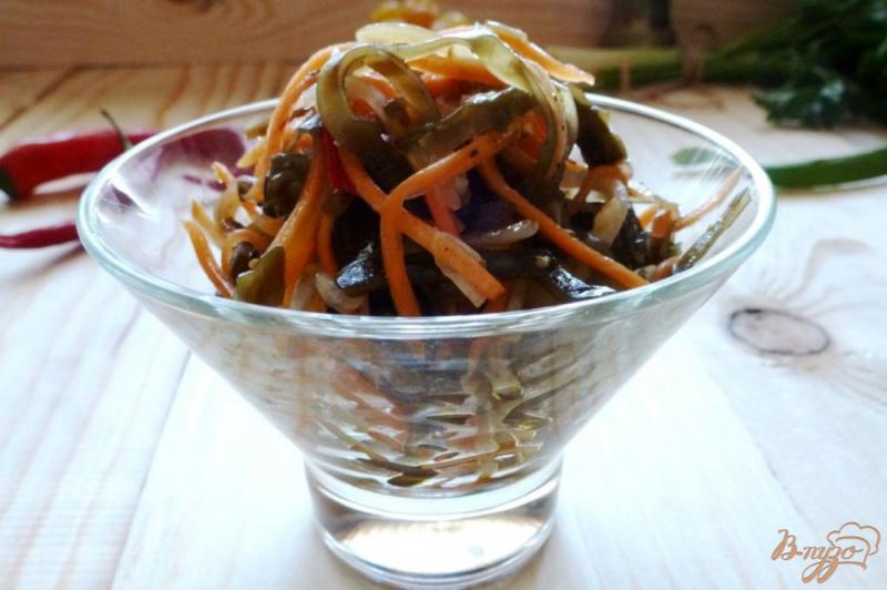 Фото приготовление рецепта: Пряный салат с ламинарией и  морковью шаг №4
