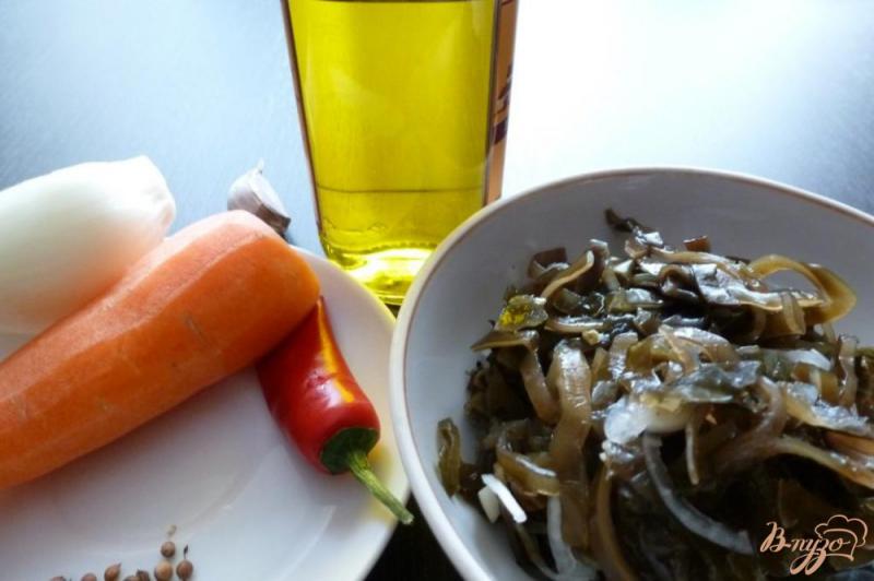 Фото приготовление рецепта: Пряный салат с ламинарией и  морковью шаг №1