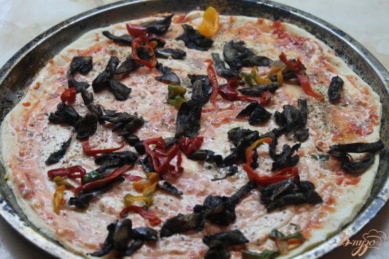 Фото приготовление рецепта: Пицца с вареной колбасой, грибами и помидорами шаг №4