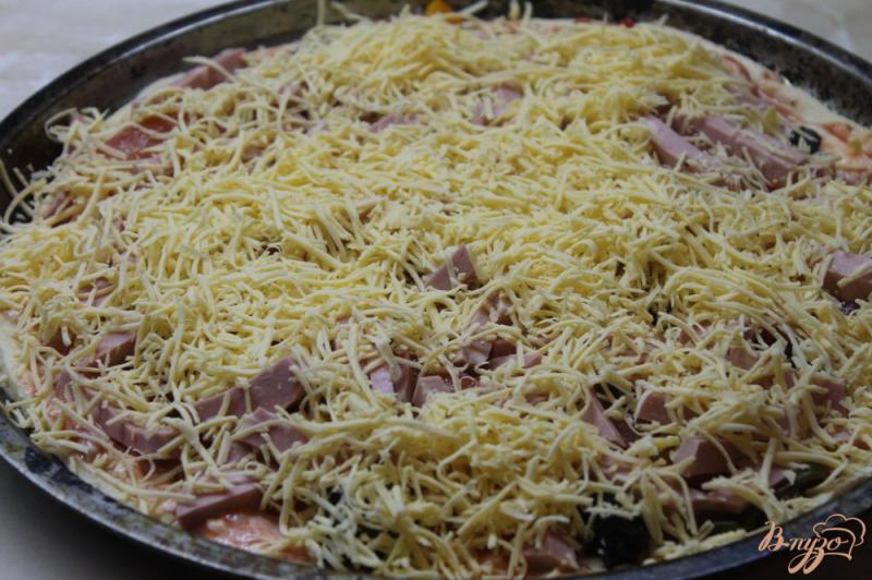 Фото приготовление рецепта: Пицца с вареной колбасой, грибами и помидорами шаг №6