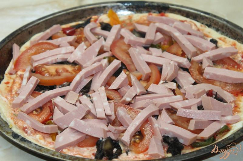 Фото приготовление рецепта: Пицца с вареной колбасой, грибами и помидорами шаг №5