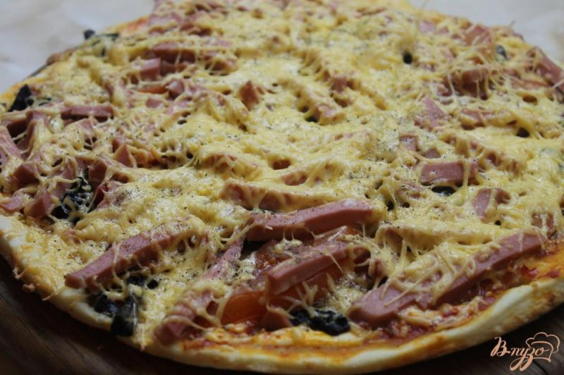 Фото приготовление рецепта: Пицца с вареной колбасой, грибами и помидорами шаг №7