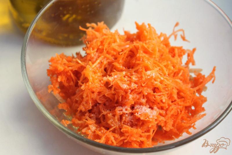 Фото приготовление рецепта: Морковный салат с кунжутом и семечками льна шаг №4