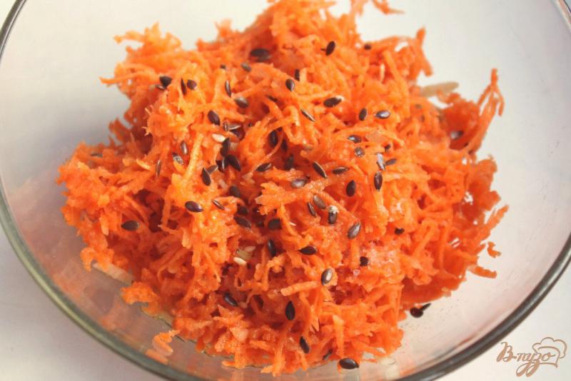 Фото приготовление рецепта: Морковный салат с кунжутом и семечками льна шаг №5