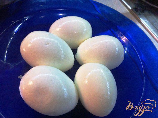 Фото приготовление рецепта: Яйца фаршированные белыми грибами шаг №1