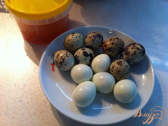 Фото приготовление рецепта: Перепелиные яйца, фаршированные лососевой икрой шаг №1