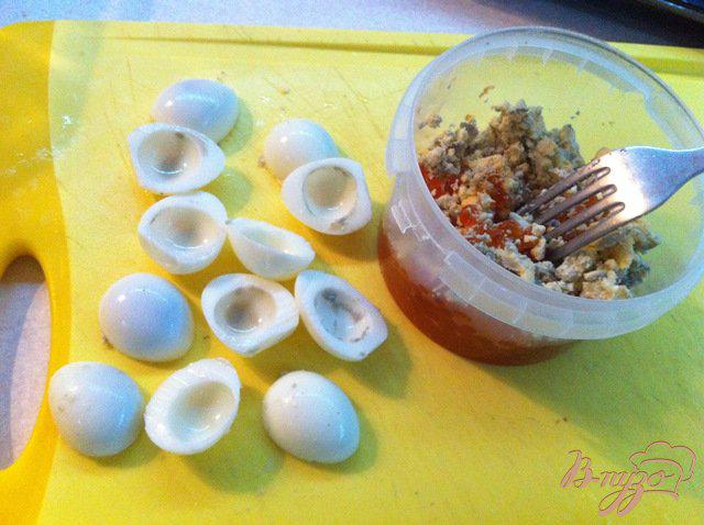 Фото приготовление рецепта: Перепелиные яйца, фаршированные лососевой икрой шаг №2