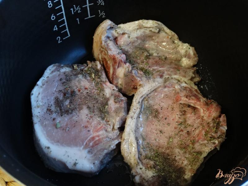Фото приготовление рецепта: Свиные стейки в мультиварке шаг №3