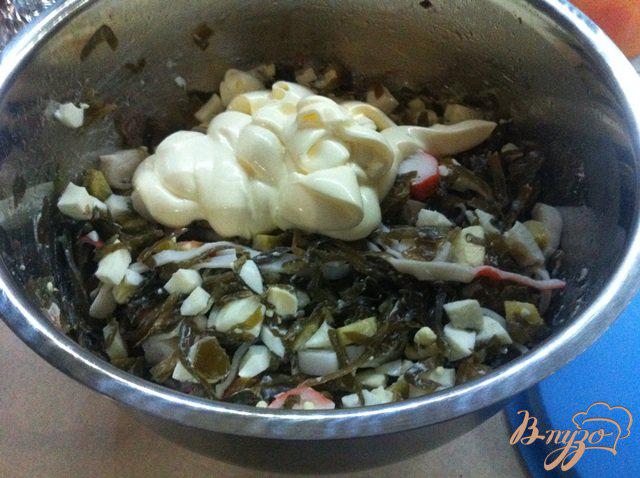 Фото приготовление рецепта: Салат из морской капусты шаг №5