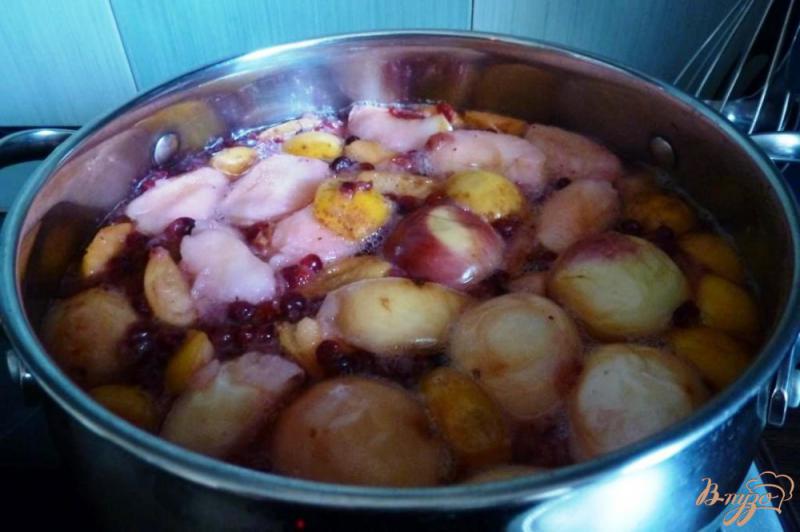 Фото приготовление рецепта: Компот из брусники,яблок и груш шаг №4