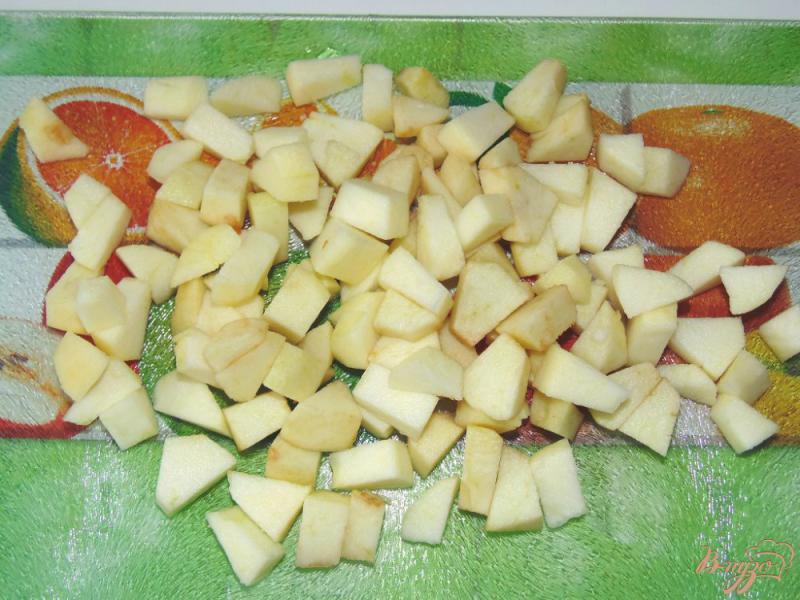 Фото приготовление рецепта: Пирог шоколадный с яблоками и грецкими орехами шаг №4