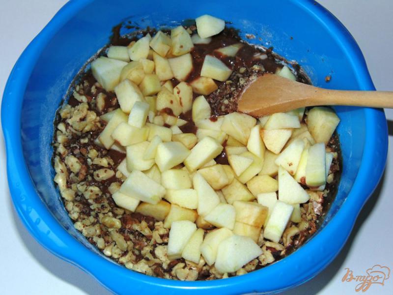 Фото приготовление рецепта: Пирог шоколадный с яблоками и грецкими орехами шаг №5