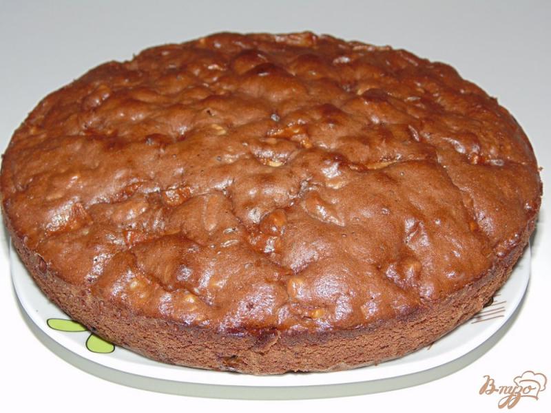 Фото приготовление рецепта: Пирог шоколадный с яблоками и грецкими орехами шаг №7