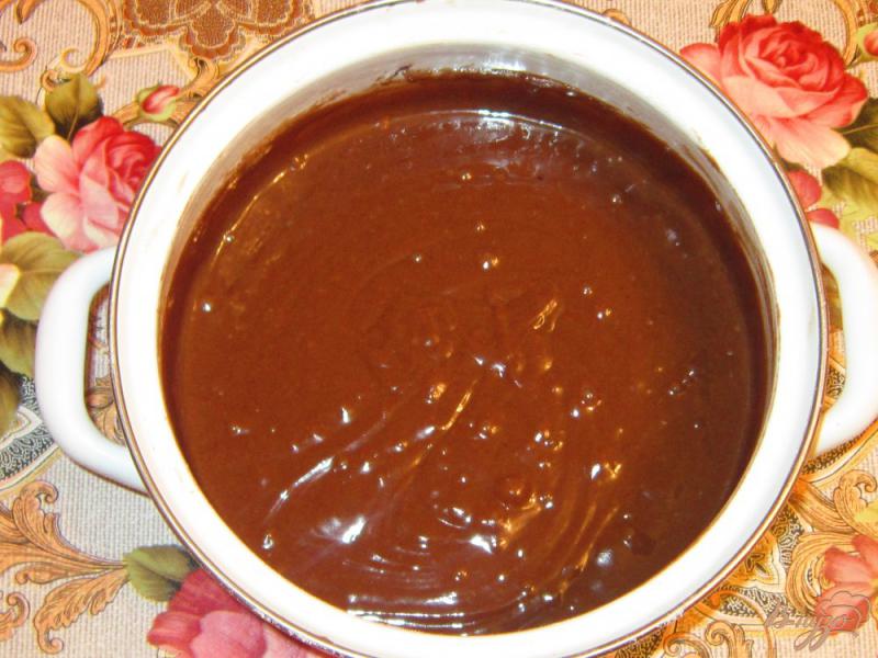 Фото приготовление рецепта: Шоколадные кексы с белым шоколадом шаг №4