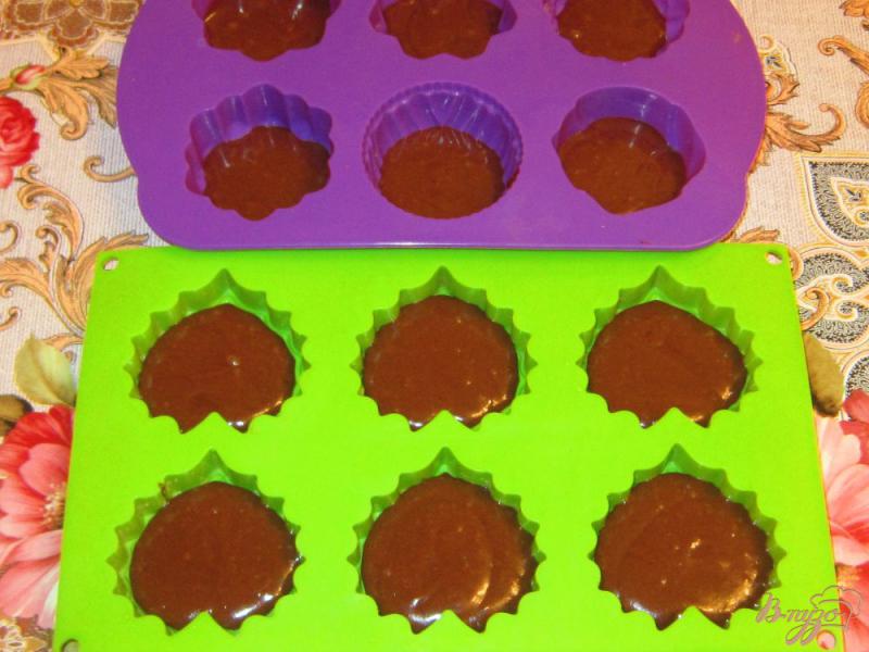 Фото приготовление рецепта: Шоколадные кексы с белым шоколадом шаг №6