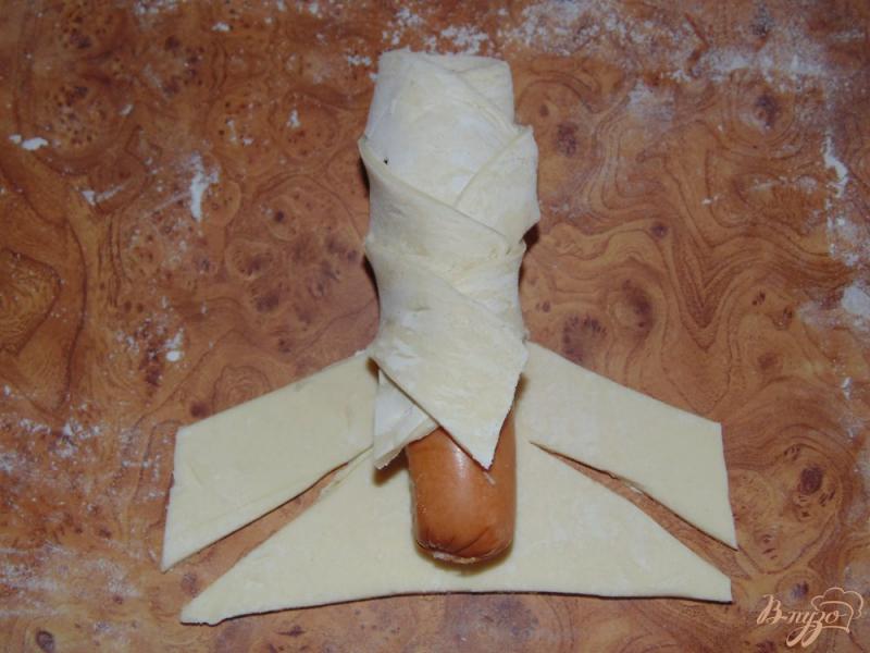 Фото приготовление рецепта: Сосиски в тесте в форме косички шаг №4