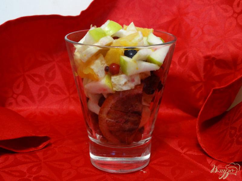 Фото приготовление рецепта: Фруктово-ягодный салат с гранолой и йогуртом шаг №5