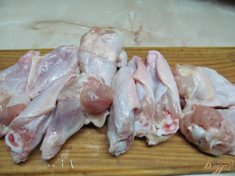 Фото приготовление рецепта: Куриные крылья с тыквой под соусом шаг №1