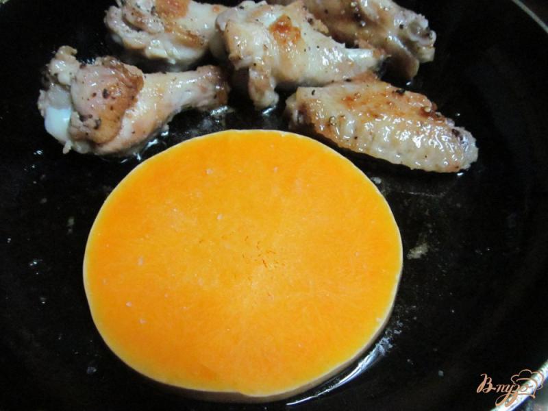 Фото приготовление рецепта: Куриные крылья с тыквой под соусом шаг №4