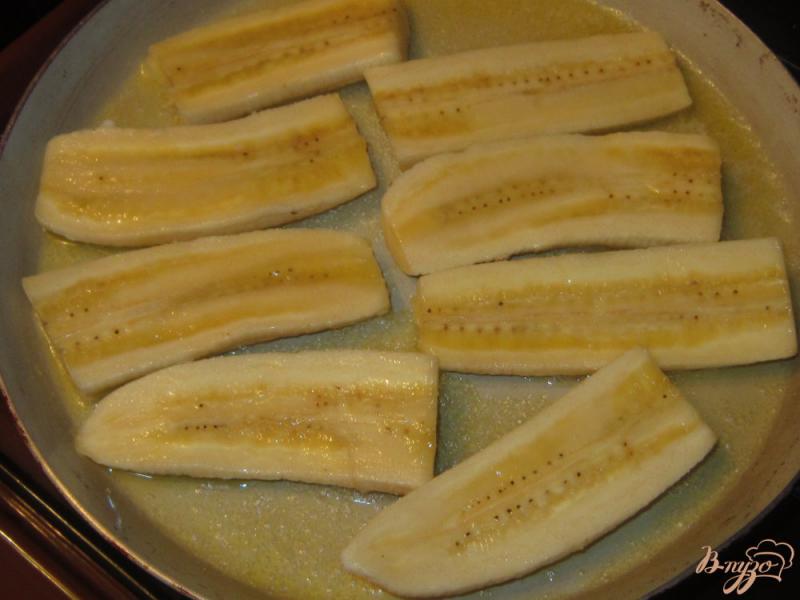 Фото приготовление рецепта: Мороженое с жареными  бананами и грецкими орехами шаг №3